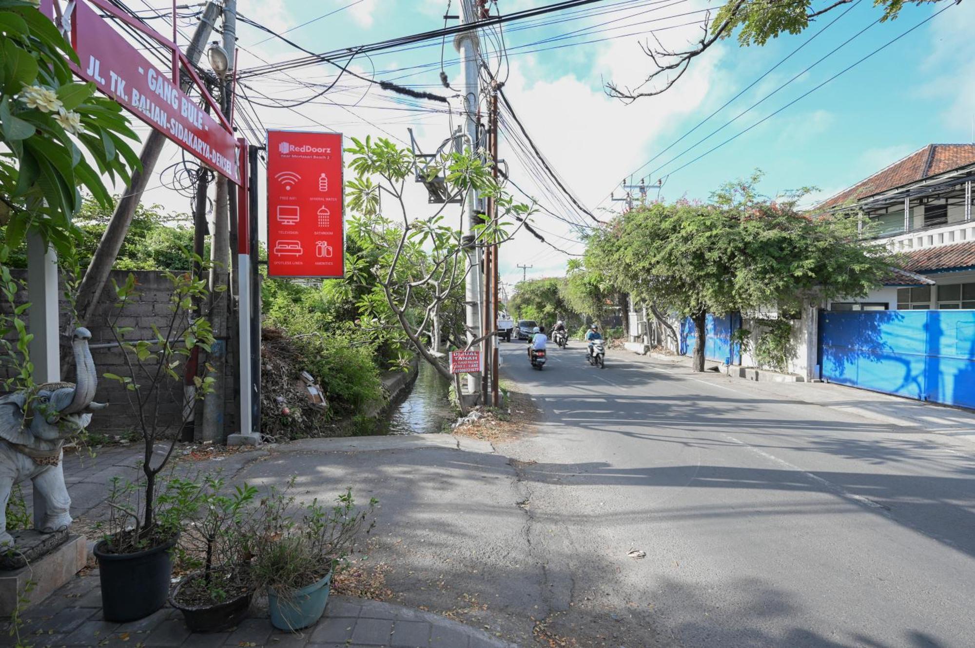 RedDoorz near Mertasari Beach 2 Pesanggaran Bagian luar foto