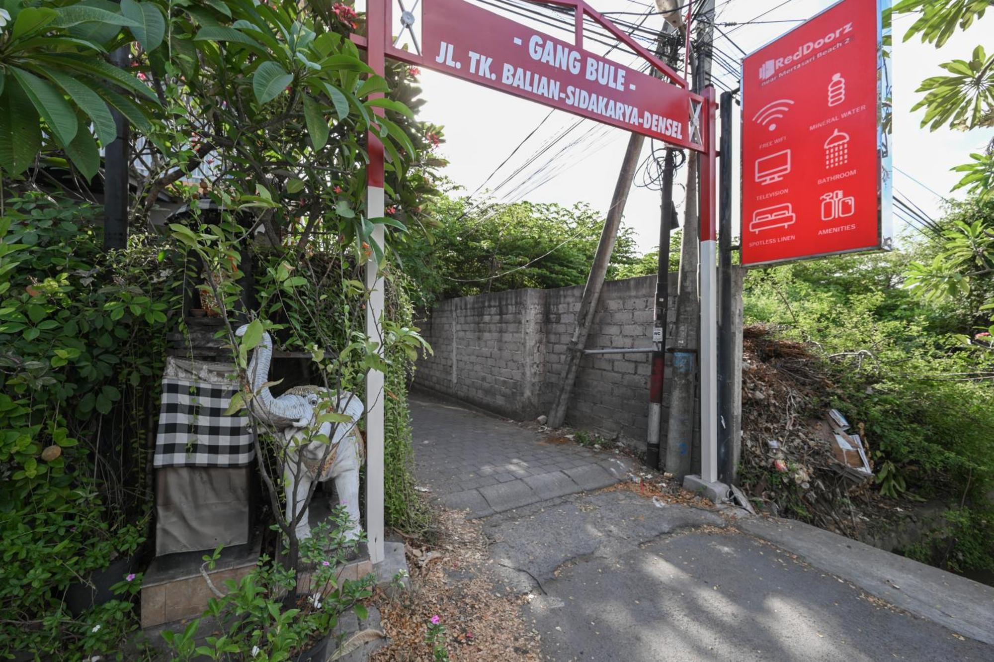 RedDoorz near Mertasari Beach 2 Pesanggaran Bagian luar foto